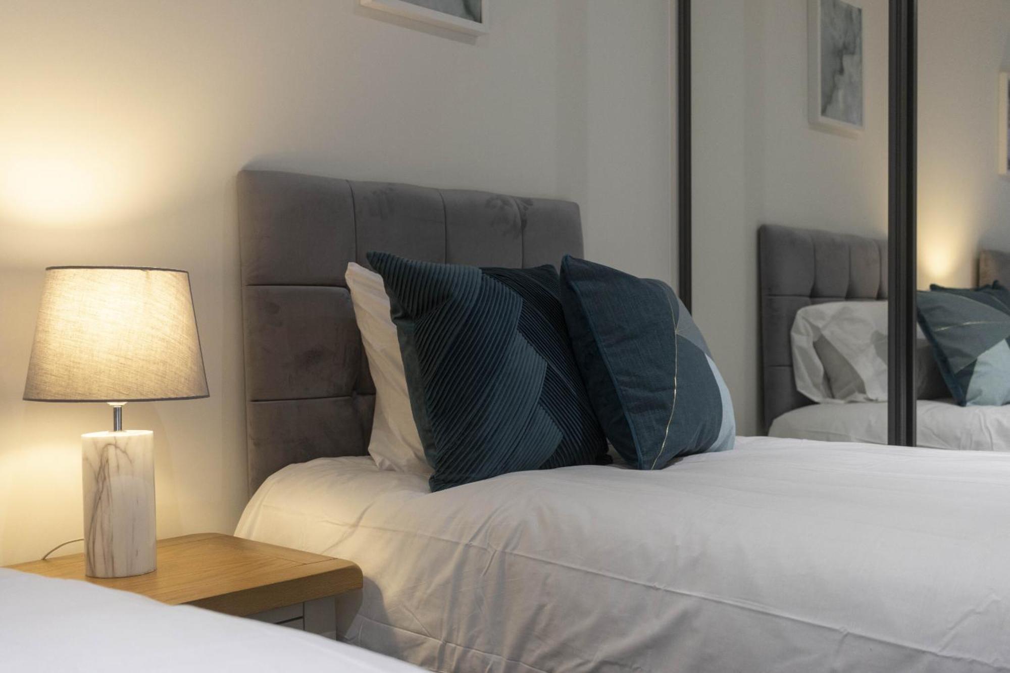 Linacre 1&2 - One And Two Bed Flat Behind The Cathedral With Free Parking And Fast Wifi Apartment Exeter Room photo