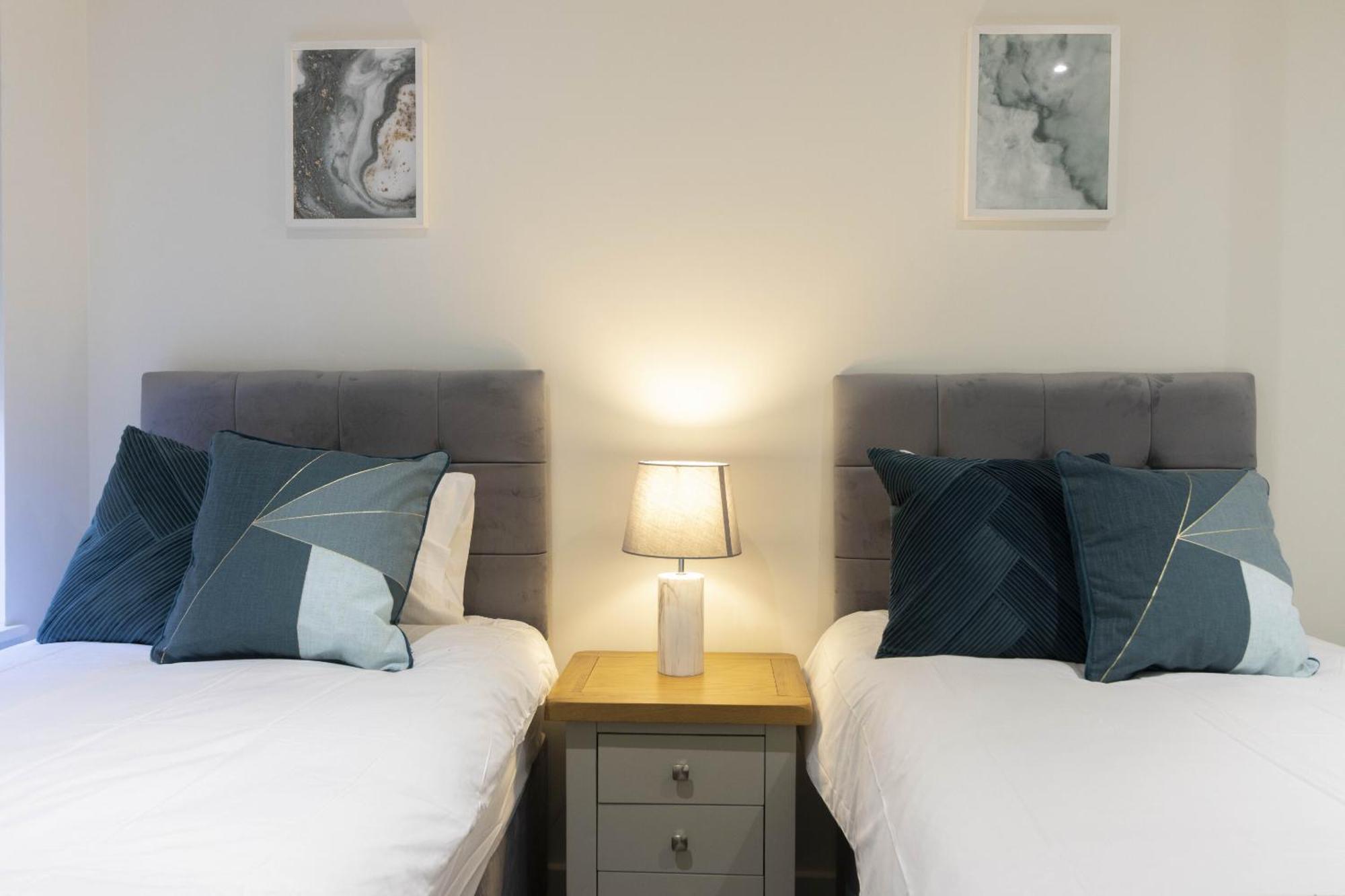 Linacre 1&2 - One And Two Bed Flat Behind The Cathedral With Free Parking And Fast Wifi Apartment Exeter Room photo